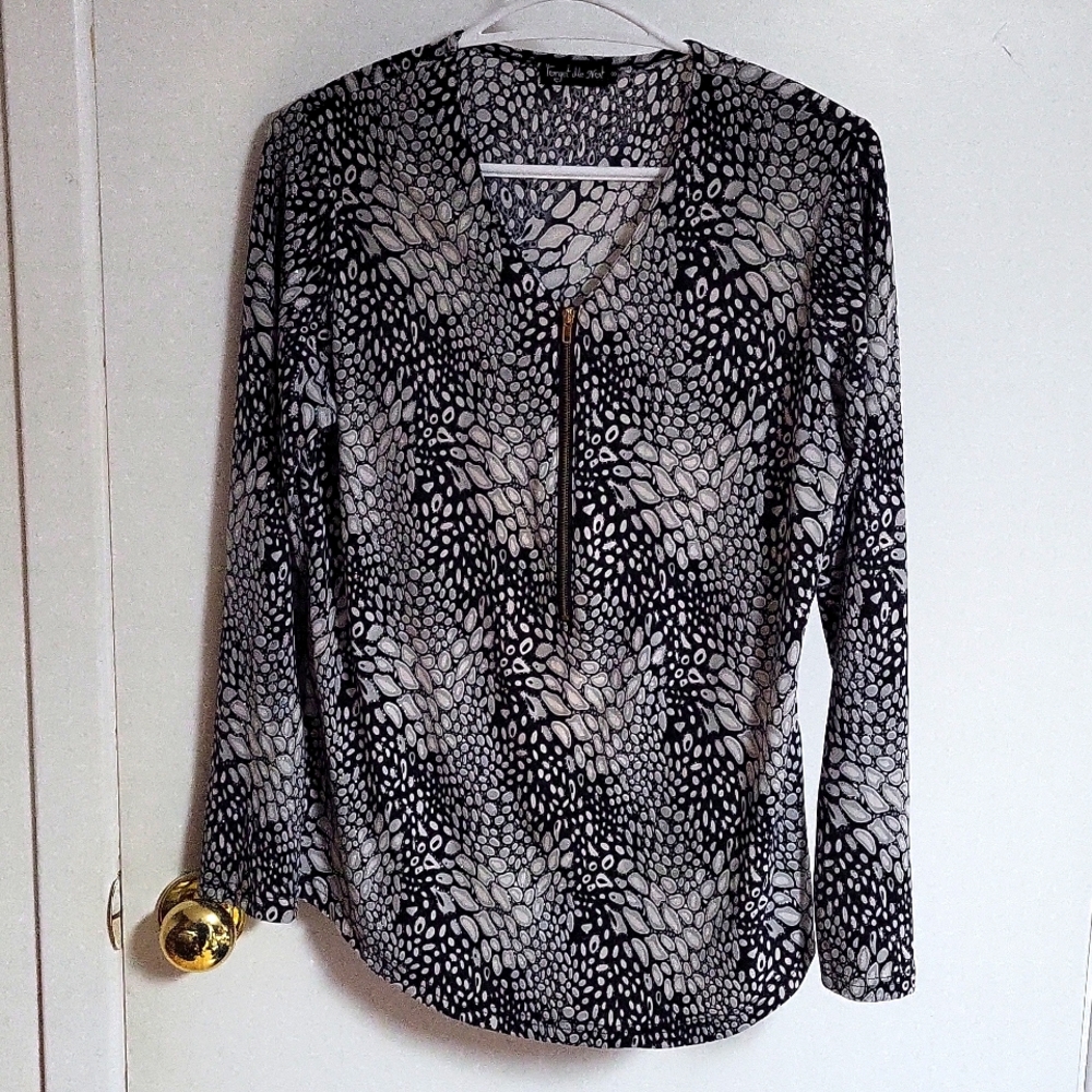 Women's top Foget me not style -Pre-Owned Black and white glittered. SMALL SIZE.